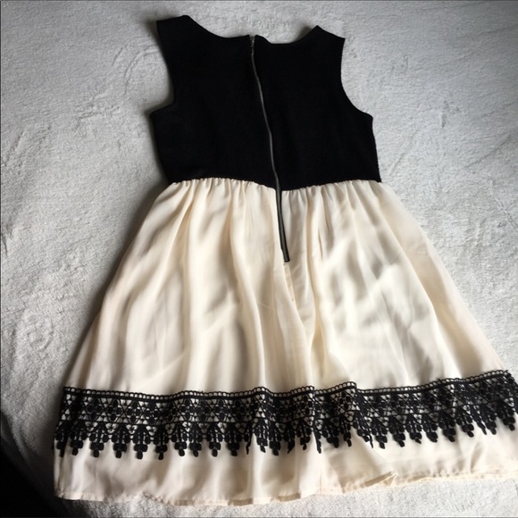 {REWIND} Black Lace Trimmed Overlay Empire - Picture 4 of 7